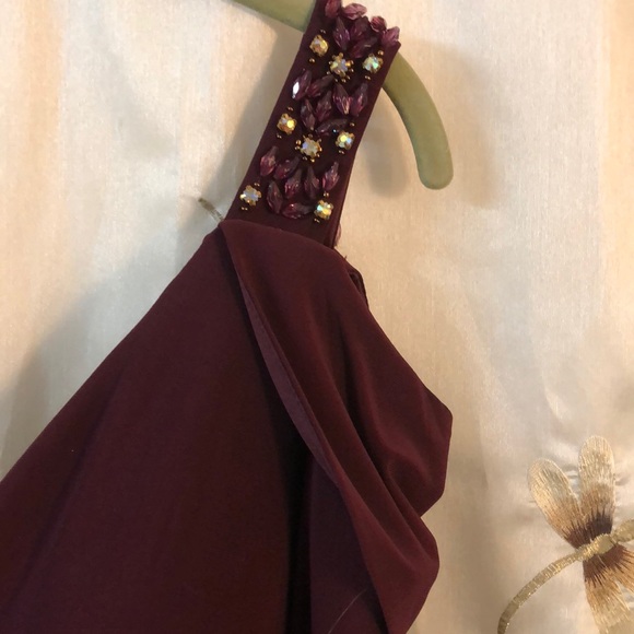 Formal gown with peekaboo sleeves. - Picture 4 of 8